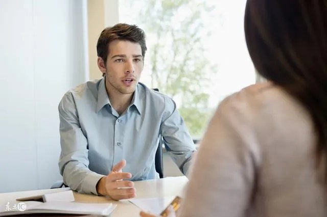 女主播私自晒出打赏中学生信息任由其他粉丝嘲讽，应该承担什么法律责任？
