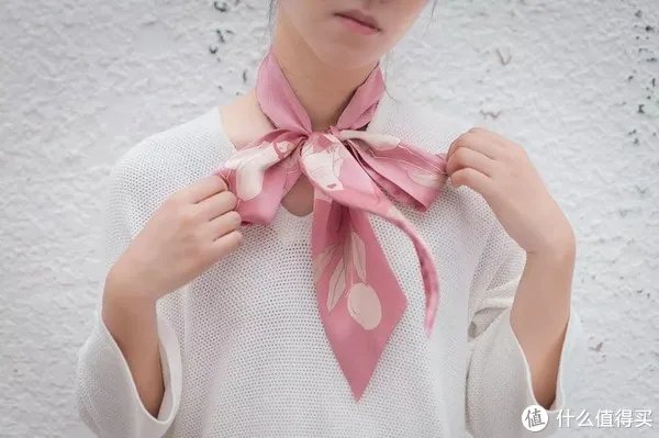 技多不压身！小丝巾的5种经典系法！是时候为女友学起来了！建议收藏！