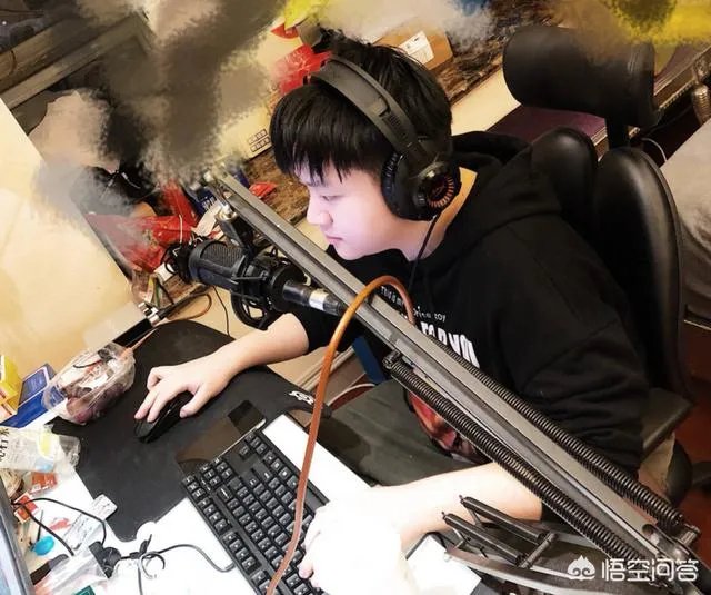 LOL主播马飞飞宣布复播,uu为其宣传,网友称“马飞复出,还会远吗”,你怎么看?