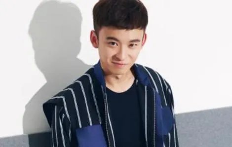 董子健为何被称“假笑男孩”？