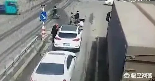 漯河老汉路口乞讨被撞，被指常年拦车，你怎么看？