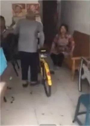 老人强占共享单车是怎么回事？