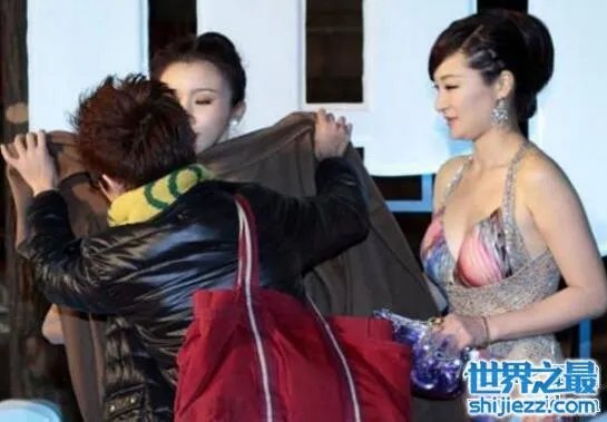 孙菲菲踩裙门图片，当众露出乳贴(大胸都是假的) 