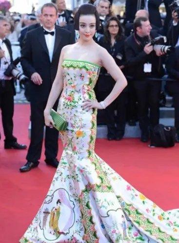范冰冰瓷娃娃装惊艳戛纳  受访时称自己才是衣服的生命
