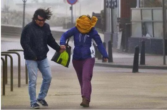 荷兰遭强风暴袭击有多严重？