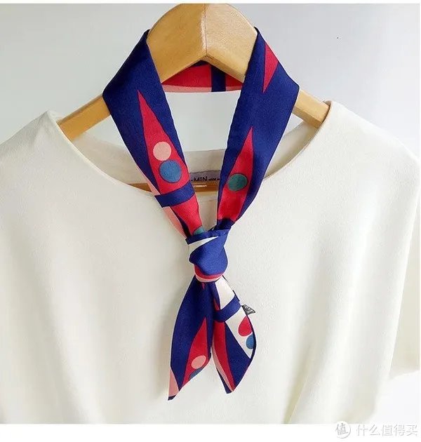 技多不压身！小丝巾的5种经典系法！是时候为女友学起来了！建议收藏！