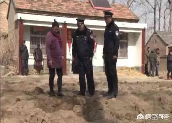 如何看待江苏宿迁女子不识字不会存款，将5000元钱埋土里，却被邻居挖走？