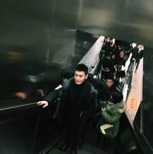 偶遇黄晓明坐地铁：旁边的群众都好淡定（图）