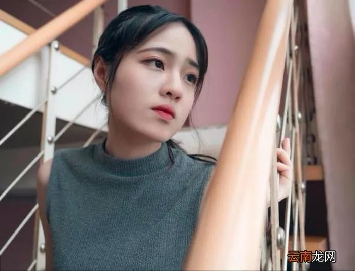 霸道总裁当众对美女耍流氓 美女被绑在床头四角摸