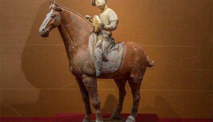 唐三彩的基本色彩是什么 唐三彩的主要色彩是什么