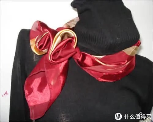 技多不压身！小丝巾的5种经典系法！是时候为女友学起来了！建议收藏！