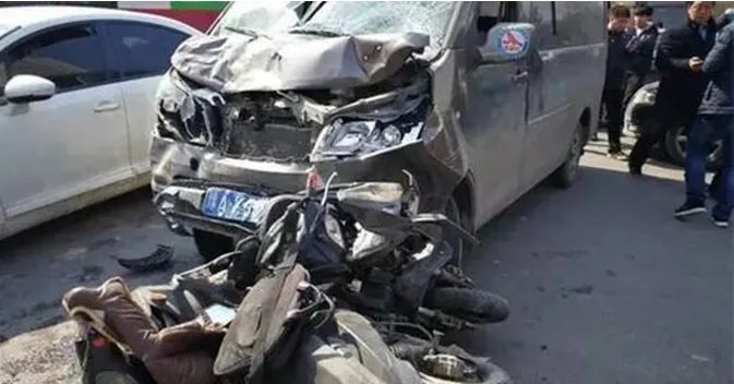 面包车撞电动车群是怎么回事？