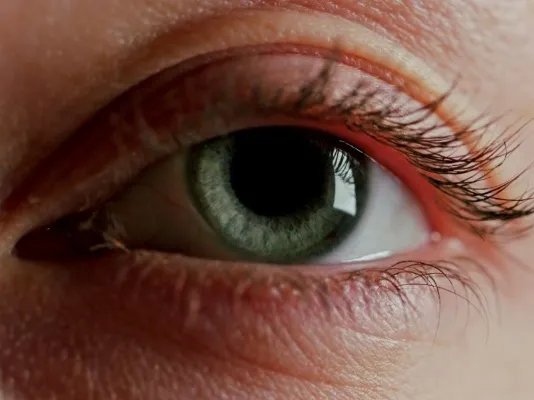 贴假睫毛的步骤