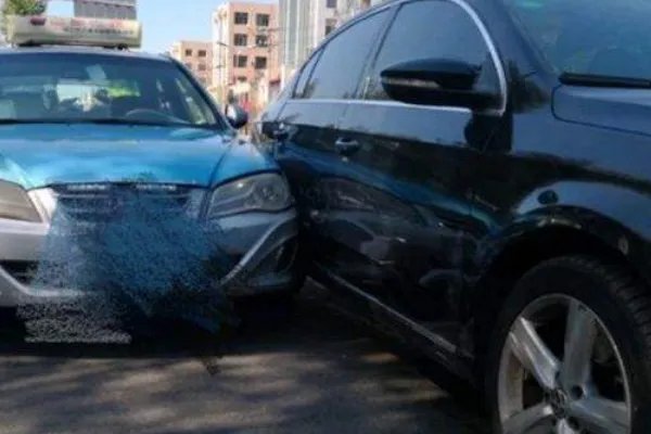 北京一出租车司机一年“碰瓷”公交16次，如何看待这种现象？