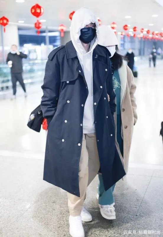 谢娜张杰风波后首现身，久违露面变低调，穿大衣走机场不再露脸，你怎么看？