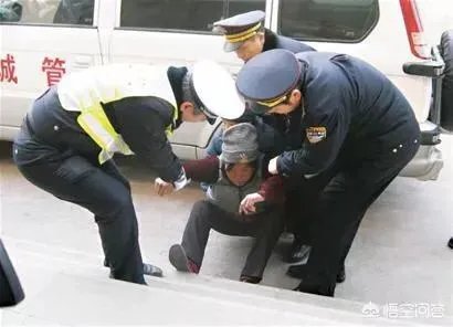 漯河老汉路口乞讨被撞，被指常年拦车，你怎么看？