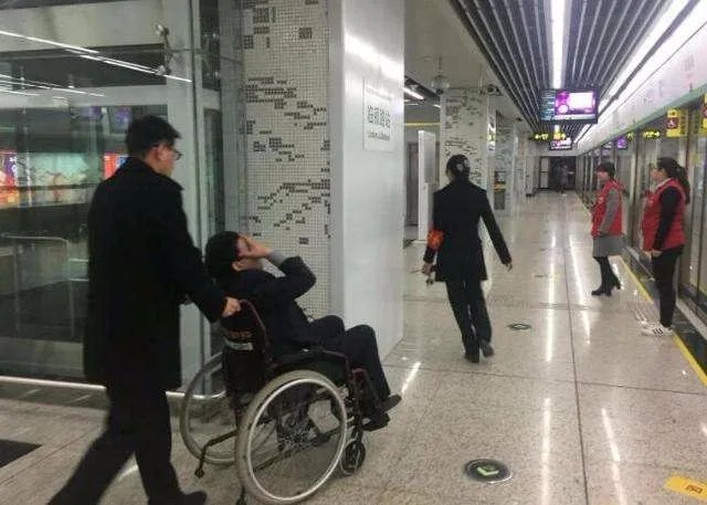 男子早高峰乘坐北京地铁被挤残地铁被判赔26万是怎么回事？