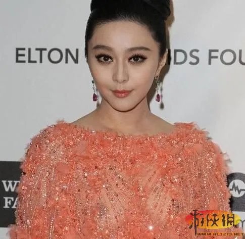 柳岩透视装爆乳极尽魅惑 盘点内衣外穿的女星们