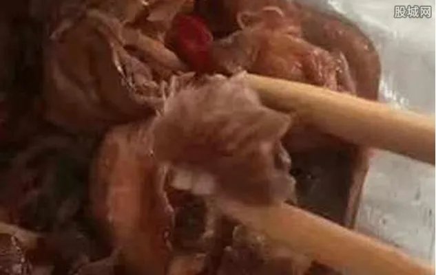 黄焖鸡吃出带牙肉 头部带毛还长着一对牙齿