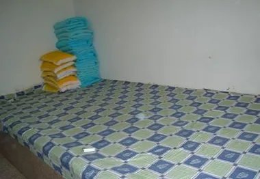 父女第一次睡炕半夜热得站炕上