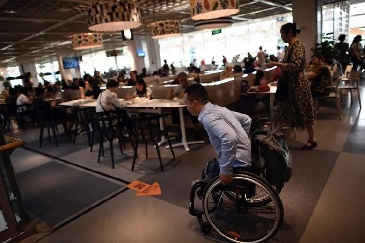 无腿青年写超千首情诗 日本无腿作家出轨50人