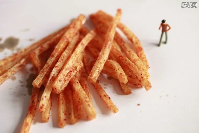 卫龙辣条吃出虫子 辣条里有虫子画面十分恶心