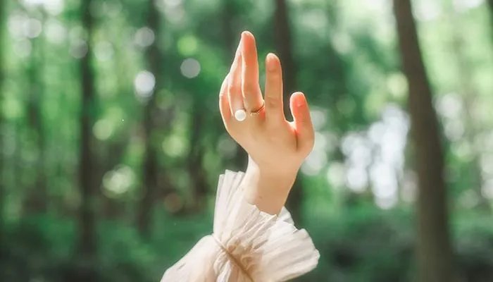 女生戒指的戴法和意义 女生戒指戴法的含义