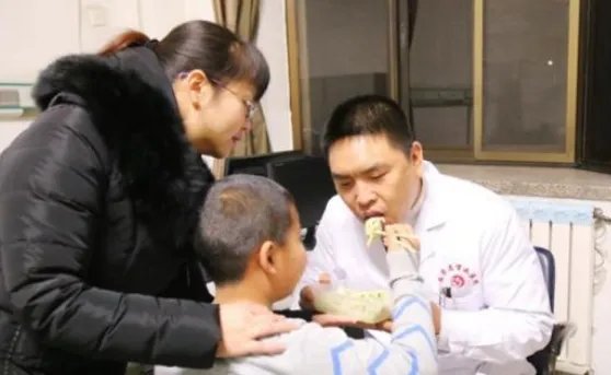 河北一男童除夕夜为坚守岗位父亲送饺子是怎么回事？