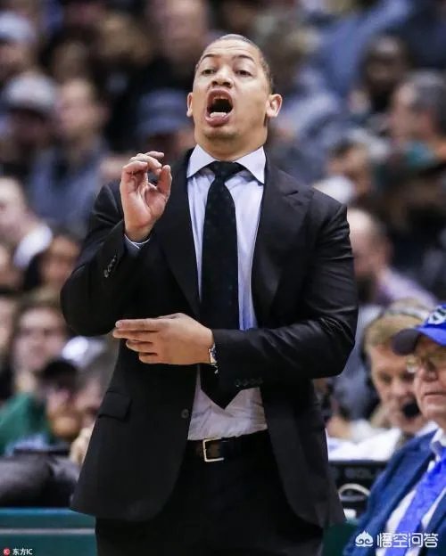 詹姆斯中场三分绝杀