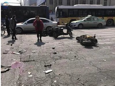 面包车撞电动车群是怎么回事？