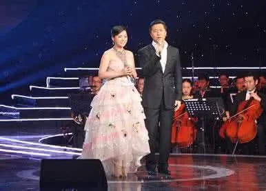 师鹏陈思思结婚照图片感情史揭秘 陈思思比师鹏大几岁结婚了吗