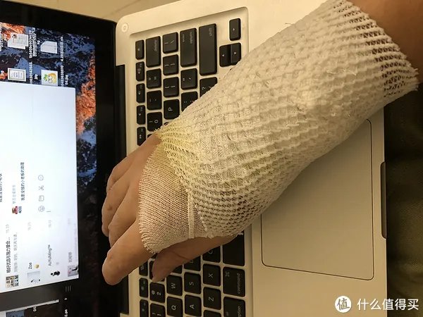 垂直鼠标到底是什么？多彩M618X，让你远离药味猪手的“鼠标手”！