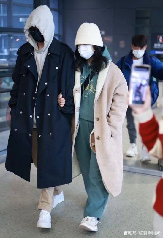 谢娜张杰风波后首现身，久违露面变低调，穿大衣走机场不再露脸，你怎么看？
