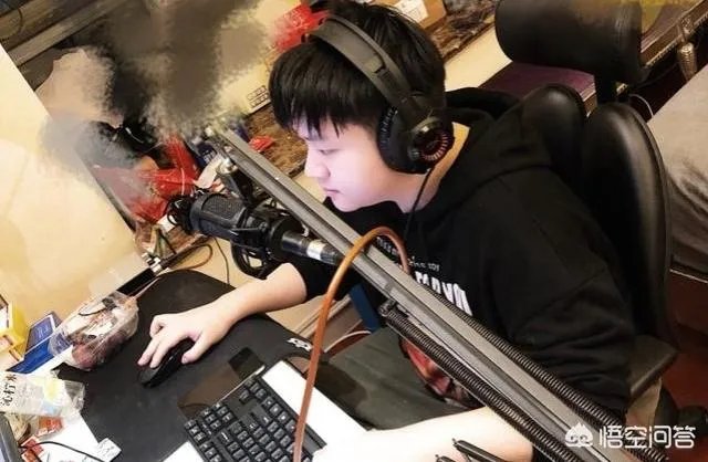 LOL主播马飞飞宣布复播,uu为其宣传,网友称“马飞复出,还会远吗”,你怎么看?