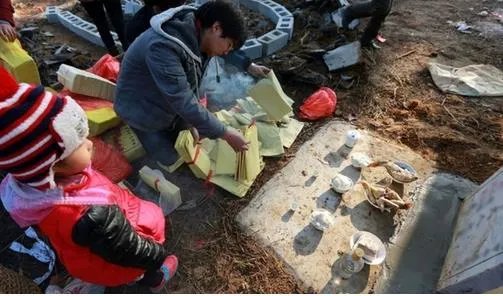 这个村子人死后棺材路边停放7年（组图）