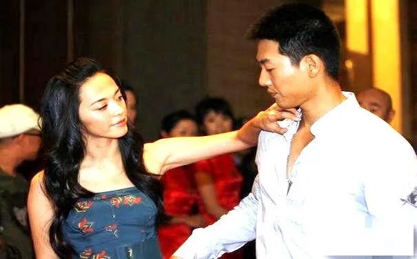 如何看待演员凌潇肃开通微博这一事件？