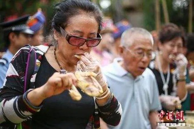 游客三亚吃鸡比赛是怎么回事？