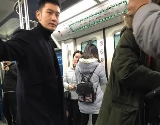 偶遇黄晓明坐地铁：旁边的群众都好淡定（图）