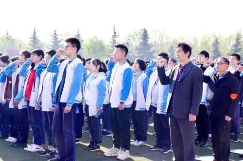 吉林松原，校园奏国歌小学生原地止步庄严敬礼，从此事中你看出了什么