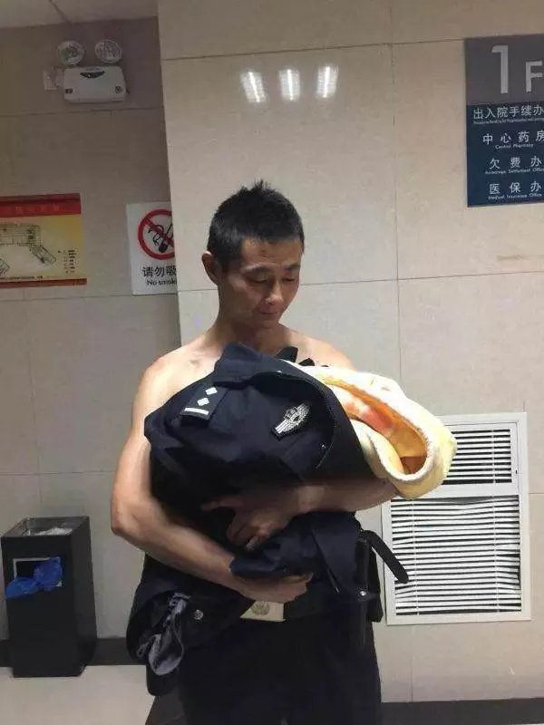 警察脱衣为弃婴取暖，你如何看待警察的行为？