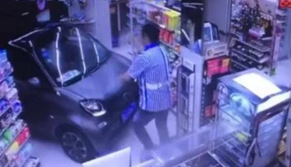 男子雨天开车进便利店买薯片是怎么回事？