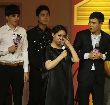 胡可参加斗图大赛扮丑吓坏网友 带儿子加盟《超人妈妈》