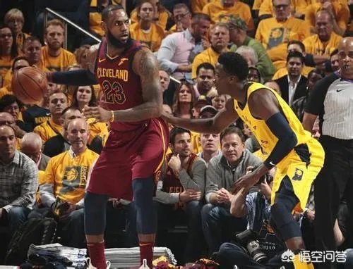 詹姆斯中场三分绝杀