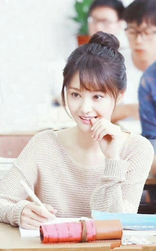 如何看待郑爽在颁奖现场对粉丝的三鞠躬行为？