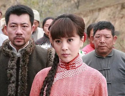 演员桑叶红剧照曝光 《浴血玫瑰》变身双枪女匪