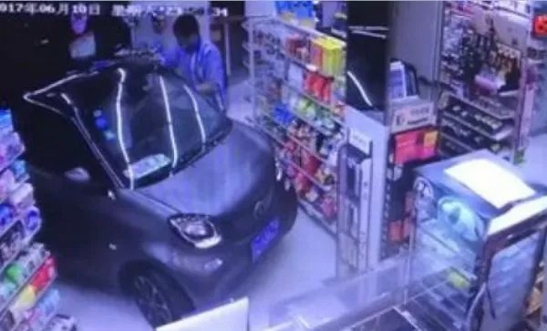 男子雨天开车进便利店买薯片是怎么回事？