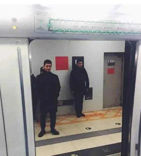 偶遇黄晓明坐地铁：旁边的群众都好淡定（图）