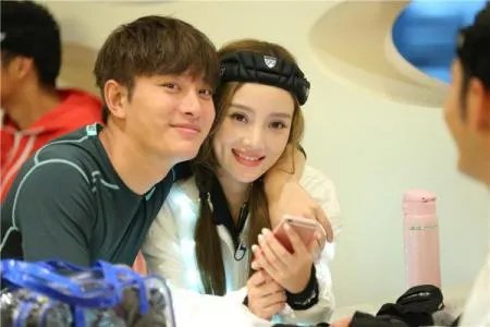 李小璐爱的不是贾乃亮感情不好吗 李小璐对贾乃亮冷淡很不屑真假