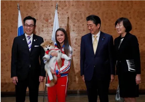 安倍赠送秋田犬给谁？