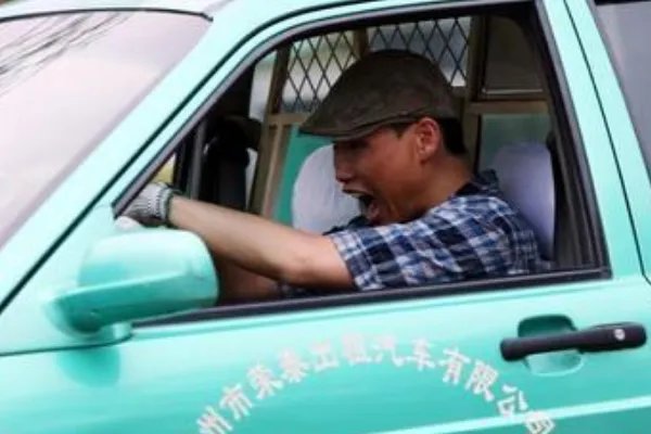 北京一出租车司机一年“碰瓷”公交16次，如何看待这种现象？